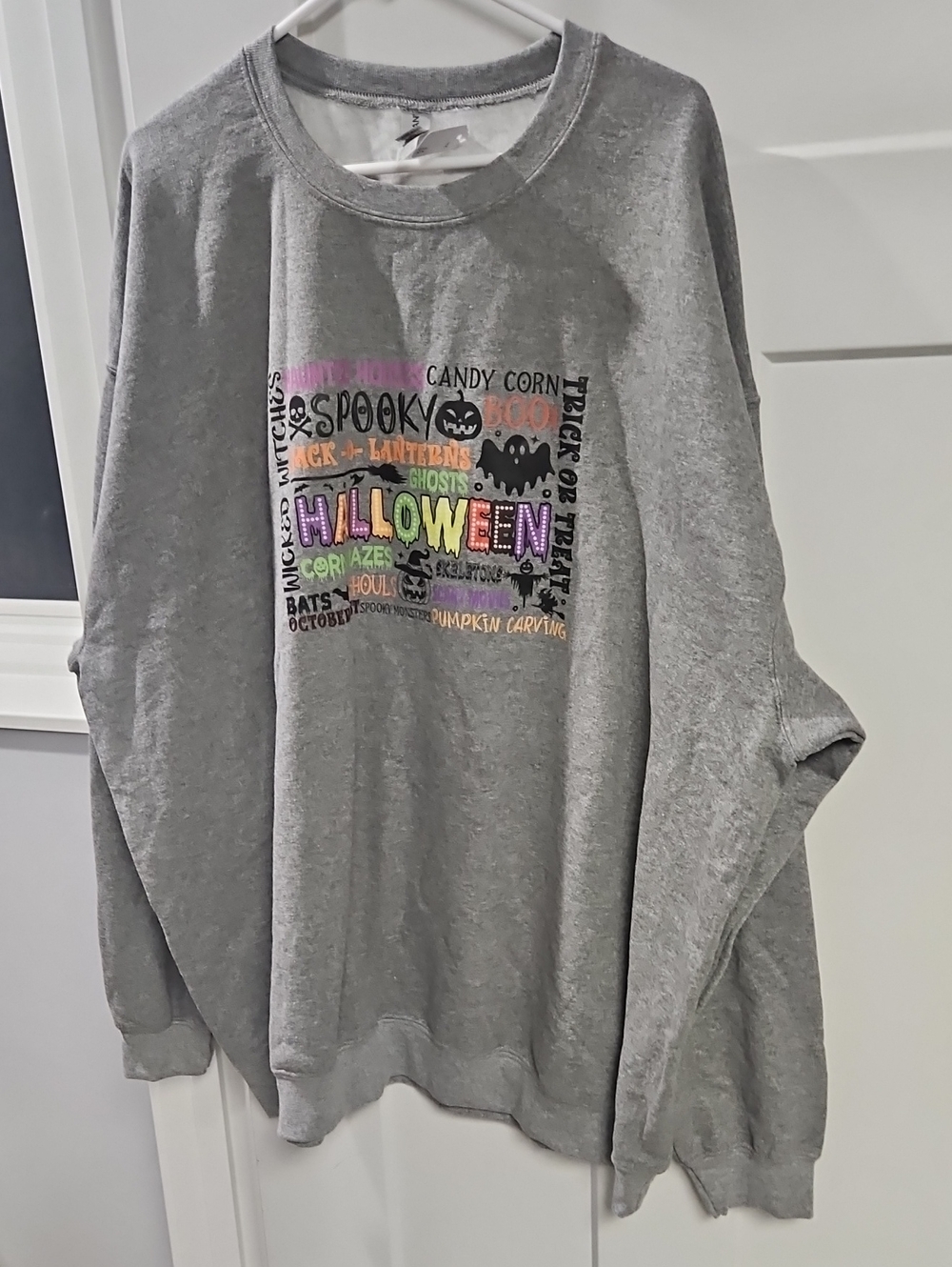 Gildan Gray Halloween Graphic Crewneck with Multicolor Print